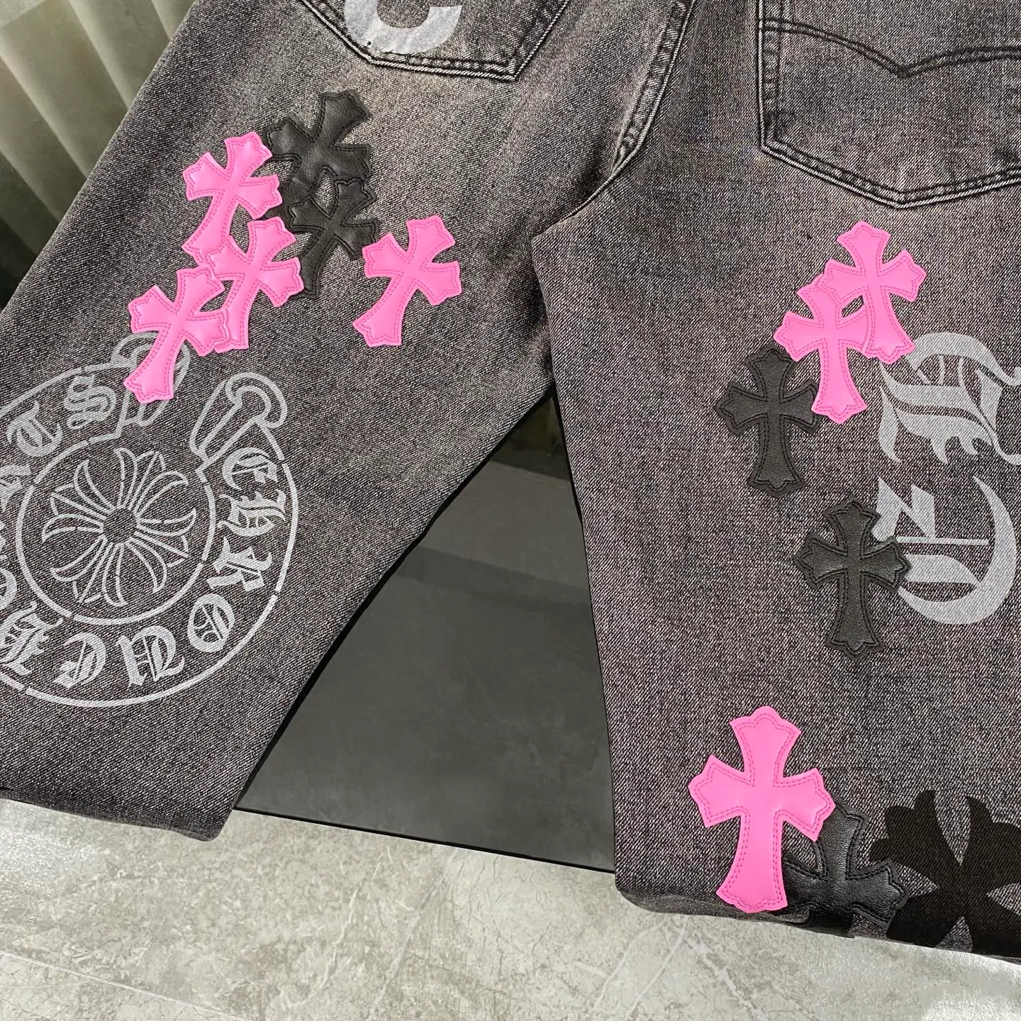 P250 CH Chromehearts official website limited edition black and purple cross patchwork leather jeans, priced at 34W level, patchwork cross pattern embellishment, washed jeans! ! An absolutely high-end luxury product, a 1.9W-level god-level single product, a super popular product, made by top heavy industry, a magic weapon that cannot be missed! [About Zangyin] This is an extremely luxurious fashion brand that can also be called the aristocracy of the high street. It has always been an exclusive brand for some hipsters or rich second generations. Compared with ordinary high streets, it is more luxurious and noble. Compared with luxury brands, it is more fashionable and individual. It has always been a brand that I have a special liking for. [Top heavy industry fashion design] Consistently high-street luxury style. Speaking of this style, the Zangyin family and GU family are definitely the leading representative brands. Especially the Zangyin family has really achieved a state-of-the-art effect in creating high-street style. The unique washed material is used to create this style. The color system is already quite eye-catching. After it is decorated with patchwork cross flowers, it cleverly highlights the charm of the brand. Secondly, this style uses classic The high-waist cutting design highlights the long legs and fashionable temperament of the upper body. The brand is highly recognizable and the slim fit configuration is more suitable for daily wear. It is a product that interprets personality, fashion, and specifications at a glance. This single product is enough to make any fan excited. It can be a white T-shirt for a youthful college style, or a tight suspender for a royal style. It has strong matching ability and can be easily controlled by men.  [Materials and craftsmanship] Needless to say, this point goes without saying. As an excellent craftsman brand, Zangyin’s requirements for details and craftsmanship are really perfect. The washed color of this model has gone through so many processes, not to mention the embellishment of denim appliques. It is also purely hand-made and sewn. Just like what they believe in, only hand-made things have soul and have the meaning of wear. A top-notch heavy-duty fashionable denim item, I look forward to your perfect interpretation! !  Color: black gray Size: 28-36